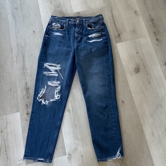 American Eagle High Rise Distressing Mom‎ Jeans Size 6 medium Wash Boho Ripped - Picture 1 of 12